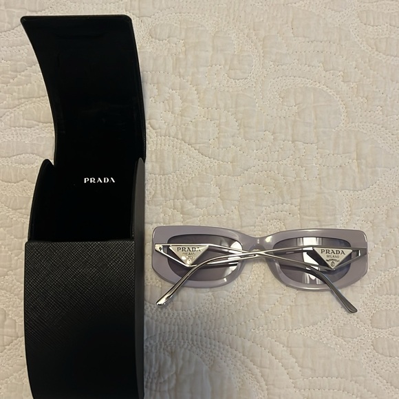 Brandnew Prada sunglasses comes with case - Picture 5 of 5